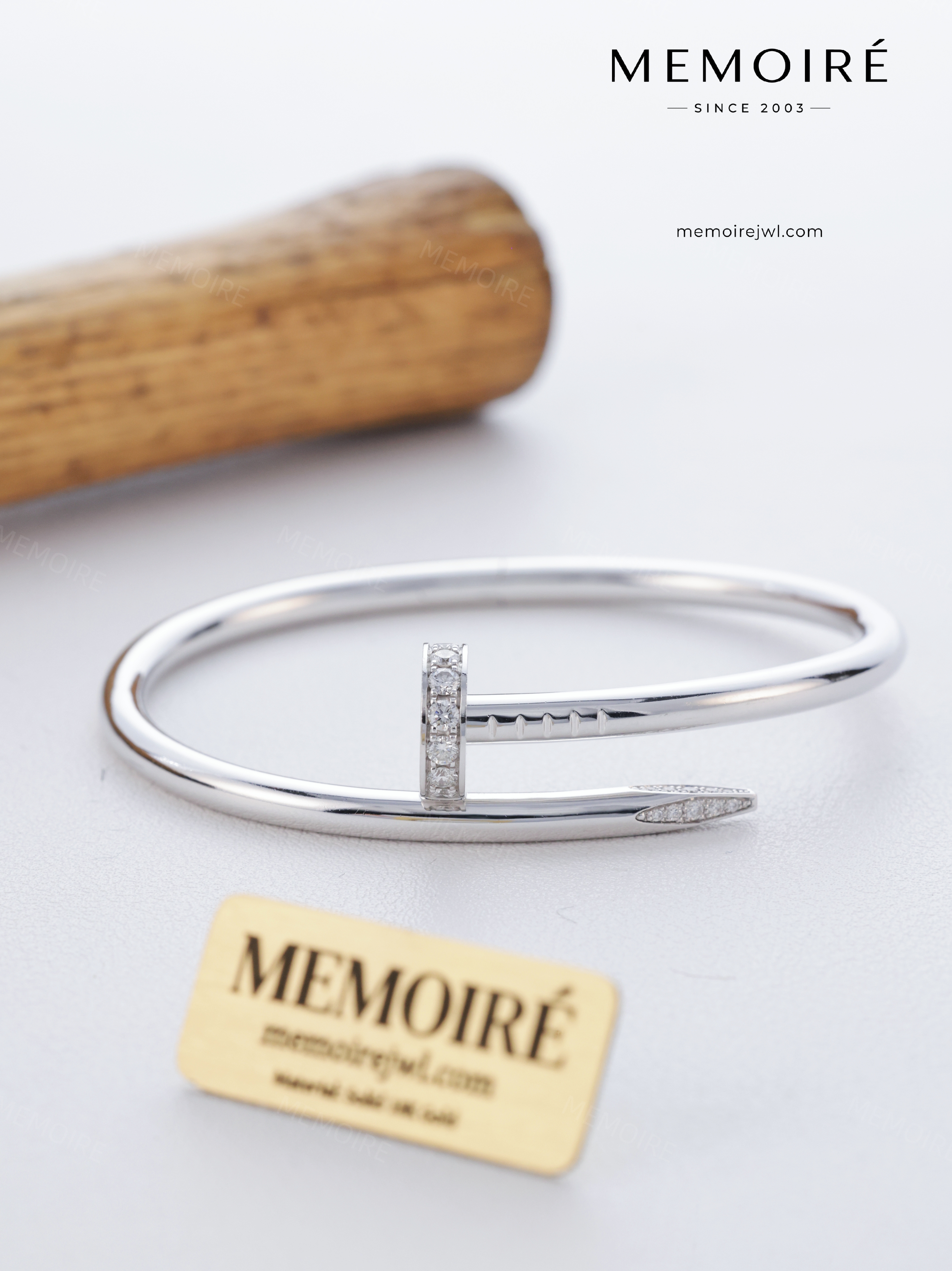 MEMOIRÉ 18K White Gold Thick Nail Bangle